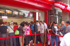 只要經(jīng)營好熟食店面依然可以做到讓客人排隊買東西